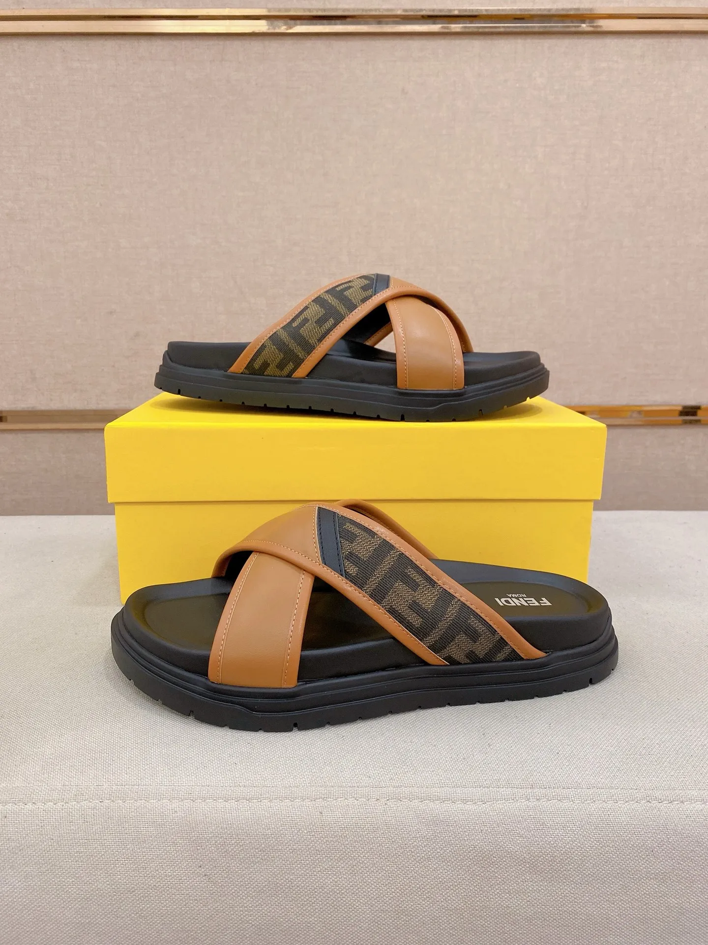 Factory price: 320💰 [Fendi Slippers] High-end brand of men's shoes, official website 1:1 latest masterpiece: original mold customization, the fabric is made of imported original materials, upgraded outsole, lighter and non-slip. The market's top quality, simple yet tasteful, a must-have for fashionistas, fashionable at your feet, full of confidence, the same style at the counter 👍The season of summer slippers is here. Code: 38-44 (45 is custom-made and cannot be returned or exchanged)